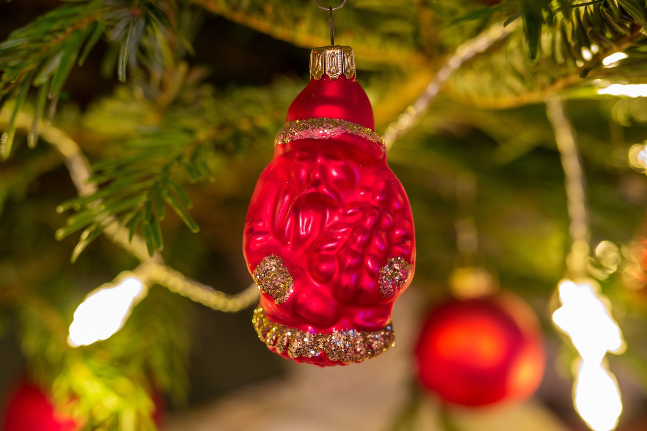 How to Create Beautiful Holiday Ornaments